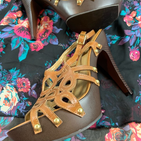 Icora Platform Heels - Picture 4 of 7